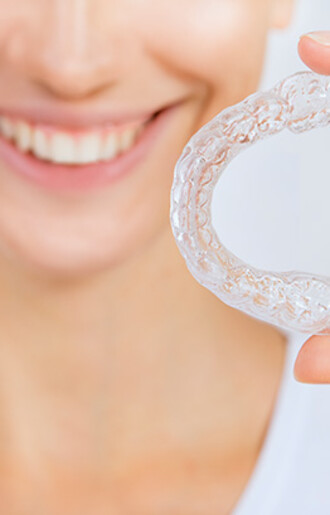 دعامات تقويم الأسنان الشفافة Invisalign