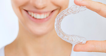 دعامات تقويم الأسنان الشفافة Invisalign